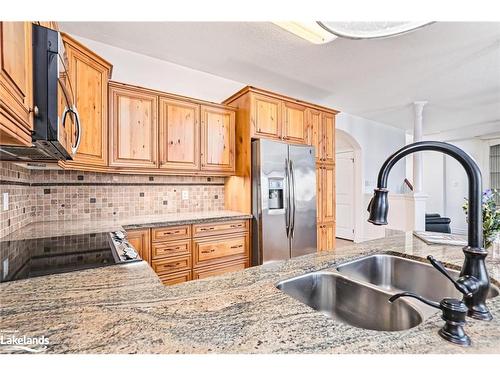 23 Chamberlain Crescent, Collingwood, ON - Indoor Photo Showing Kitchen With Double Sink