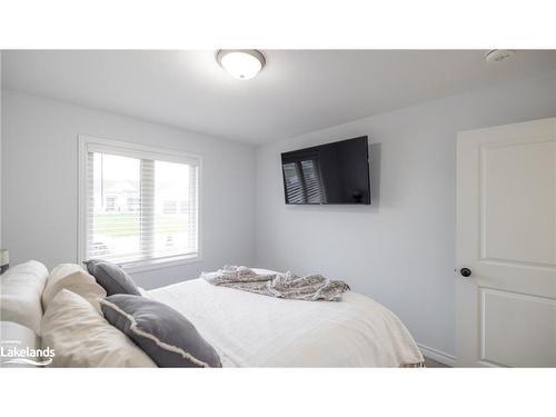 14 Henry Ball Court, Warminster, ON - Indoor Photo Showing Bedroom