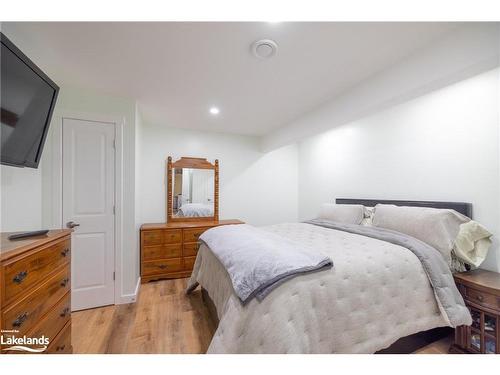 14 Henry Ball Court, Warminster, ON - Indoor Photo Showing Bedroom