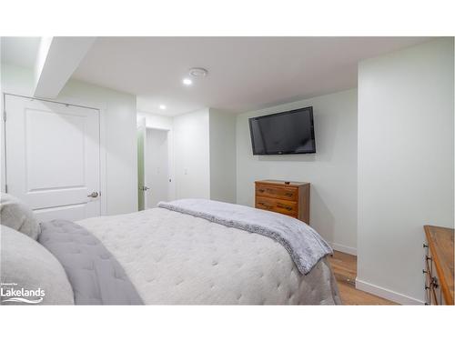 14 Henry Ball Court, Warminster, ON - Indoor Photo Showing Bedroom