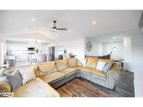 14 Henry Ball Court, Warminster, ON - Indoor Photo Showing Living Room