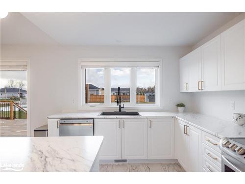 14 Henry Ball Court, Warminster, ON - Indoor Photo Showing Kitchen