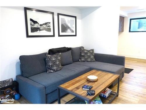 31 Slalom Gate Road, Collingwood, ON - Indoor Photo Showing Living Room