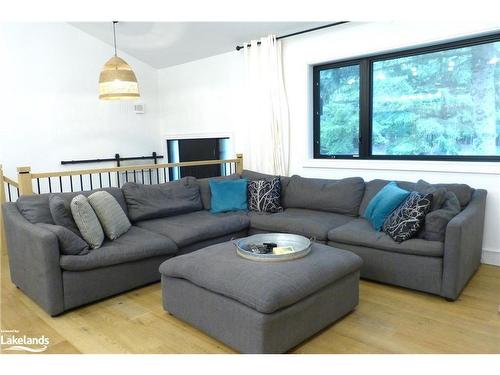 31 Slalom Gate Road, Collingwood, ON - Indoor Photo Showing Living Room