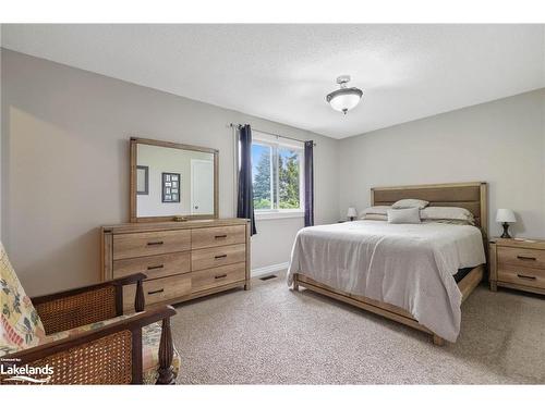 372 Livingstone Street W, Barrie, ON - Indoor Photo Showing Bedroom