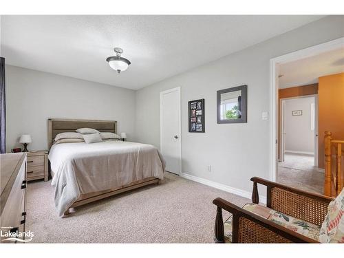 372 Livingstone Street W, Barrie, ON - Indoor Photo Showing Bedroom