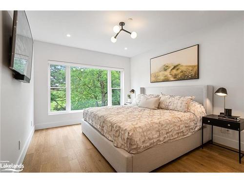 202-200 Anglo Street, Bracebridge, ON - Indoor Photo Showing Bedroom