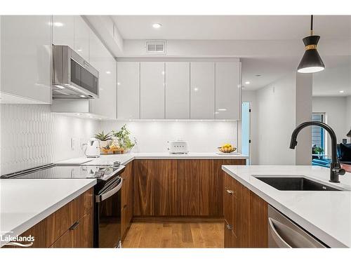 202-200 Anglo Street, Bracebridge, ON - Indoor Photo Showing Kitchen With Upgraded Kitchen