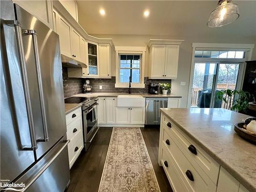 10 Woodstream Drive, Huntsville, ON - Indoor Photo Showing Kitchen With Upgraded Kitchen