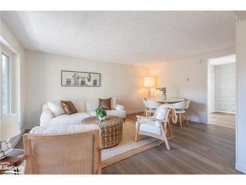 646 Muskoka 3 Road N, Huntsville, ON - Indoor Photo Showing Living Room