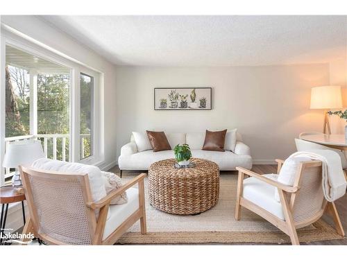 646 Muskoka 3 Road N, Huntsville, ON - Indoor Photo Showing Living Room