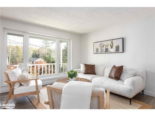 646 Muskoka 3 Road N, Huntsville, ON - Indoor Photo Showing Living Room