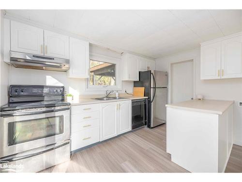 646 Muskoka 3 Road N, Huntsville, ON - Indoor Photo Showing Kitchen With Double Sink