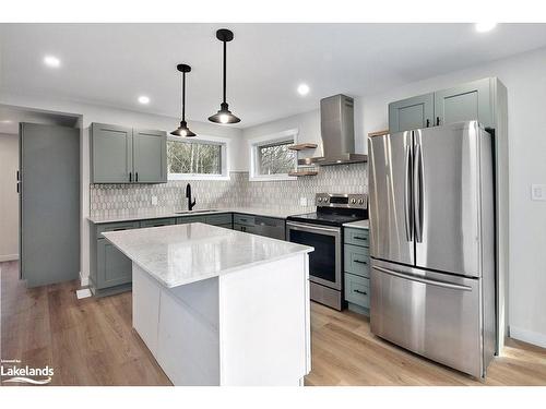 124 Woodford Crescent, Sydenham Twp, ON - Indoor Photo Showing Kitchen With Stainless Steel Kitchen With Upgraded Kitchen