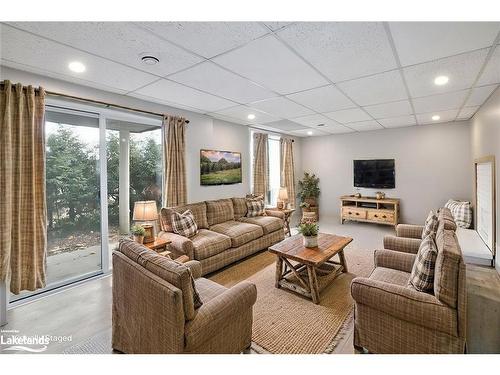 124 Woodford Crescent, Sydenham Twp, ON - Indoor Photo Showing Living Room