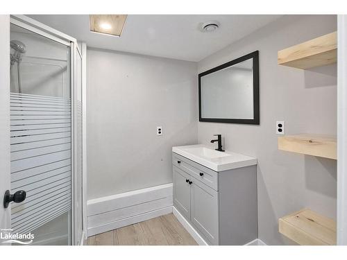 124 Woodford Crescent, Sydenham Twp, ON - Indoor Photo Showing Bathroom