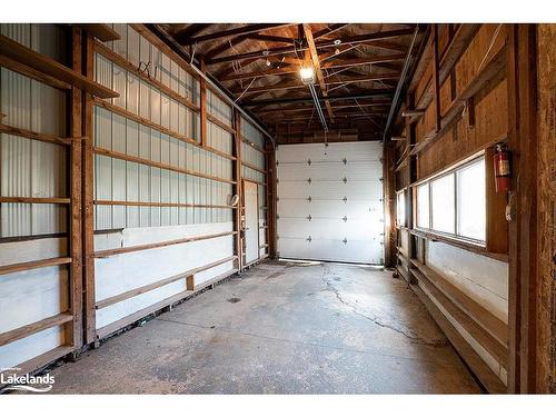 124 Woodford Crescent, Sydenham Twp, ON - Indoor Photo Showing Garage