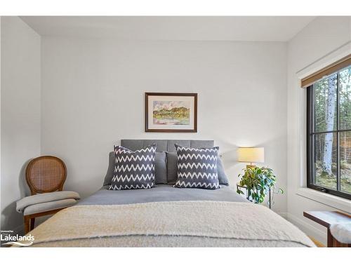 382357 Concession 17 Road, Georgian Bluffs, ON - Indoor Photo Showing Bedroom