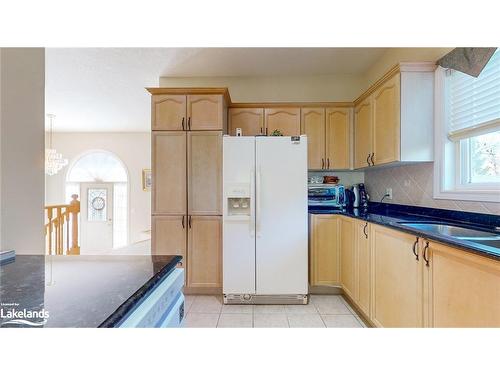 26 Fairway Crescent, Wasaga Beach, ON - Indoor Photo Showing Kitchen