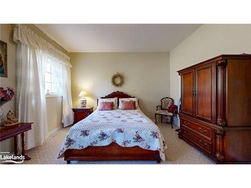 26 Fairway Crescent, Wasaga Beach, ON - Indoor Photo Showing Bedroom