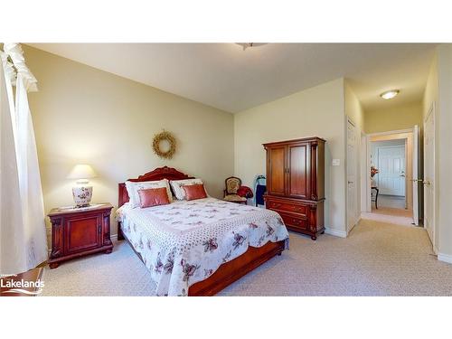 26 Fairway Crescent, Wasaga Beach, ON - Indoor Photo Showing Bedroom