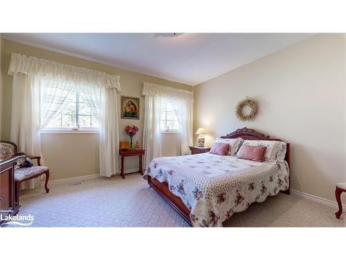 26 Fairway Crescent, Wasaga Beach, ON - Indoor Photo Showing Bedroom