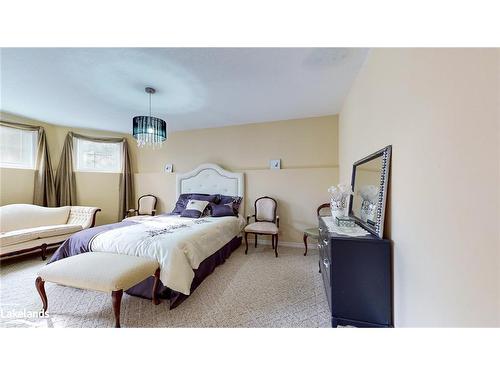 26 Fairway Crescent, Wasaga Beach, ON - Indoor Photo Showing Bedroom