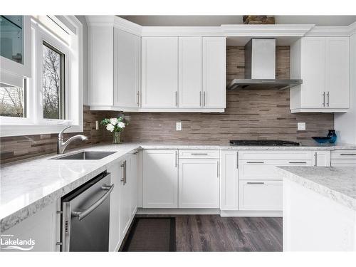 38 Carpenter Street, Collingwood, ON - Indoor Photo Showing Kitchen With Upgraded Kitchen