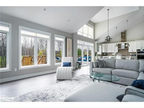 38 Carpenter Street, Collingwood, ON - Indoor Photo Showing Living Room