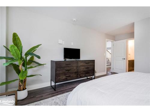 38 Carpenter Street, Collingwood, ON - Indoor Photo Showing Bedroom