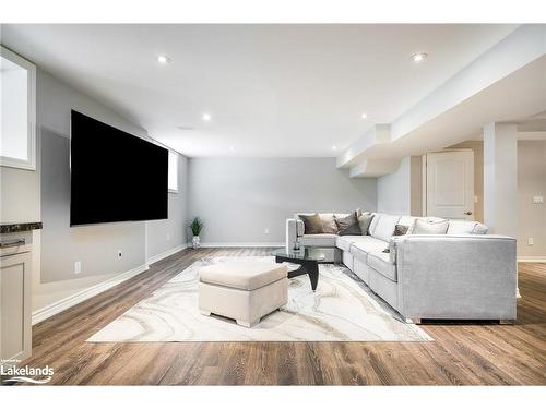 38 Carpenter Street, Collingwood, ON - Indoor Photo Showing Living Room