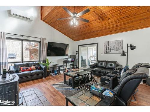 1012 Parasol Drive, Algonquin Highlands, ON - Indoor Photo Showing Living Room