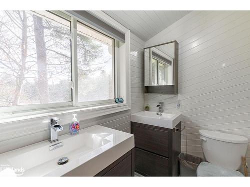 1012 Parasol Drive, Algonquin Highlands, ON - Indoor Photo Showing Bathroom