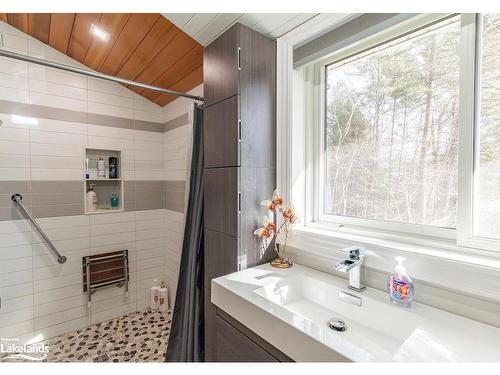 1012 Parasol Drive, Algonquin Highlands, ON - Indoor Photo Showing Bathroom