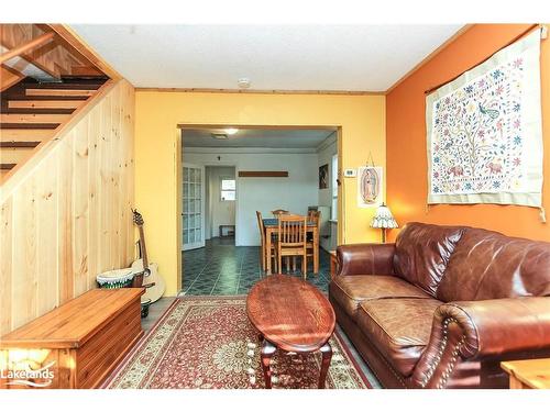 322 Armstrong Street, Tay, ON - Indoor Photo Showing Living Room