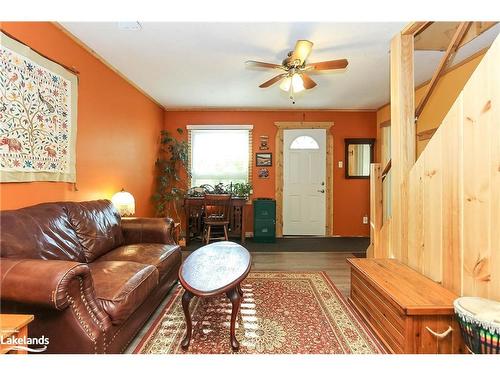 322 Armstrong Street, Tay, ON - Indoor Photo Showing Living Room