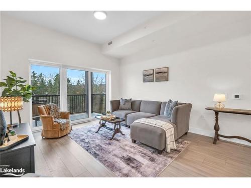 309-121 Mary Street, Clearview, ON - Indoor Photo Showing Living Room