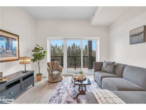 309-121 Mary Street, Clearview, ON - Indoor Photo Showing Living Room