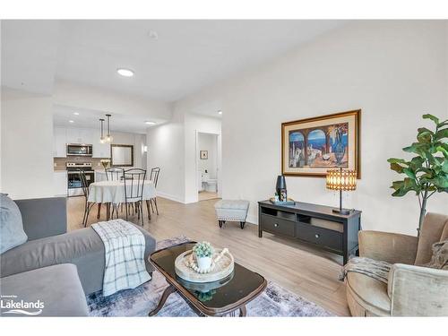 309-121 Mary Street, Clearview, ON - Indoor Photo Showing Living Room