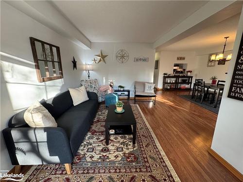 20 Liza Crescent, Bracebridge, ON - Indoor Photo Showing Living Room