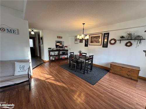 20 Liza Crescent, Bracebridge, ON - Indoor Photo Showing Living Room