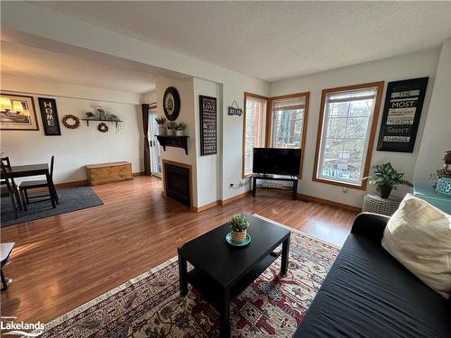 20 Liza Crescent, Bracebridge, ON - Indoor Photo Showing Living Room