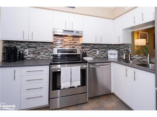 20 Liza Crescent, Bracebridge, ON - Indoor Photo Showing Kitchen With Double Sink With Upgraded Kitchen