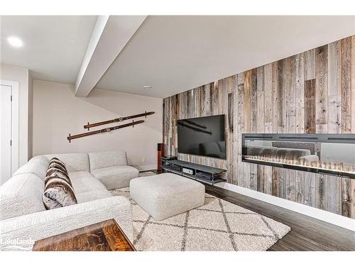 120 Sycamore Street, The Blue Mountains, ON - Indoor Photo Showing Living Room