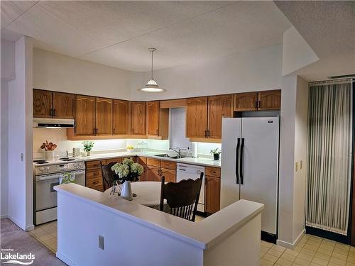 109-49 Raglan Street, Collingwood, ON - Indoor Photo Showing Kitchen With Double Sink