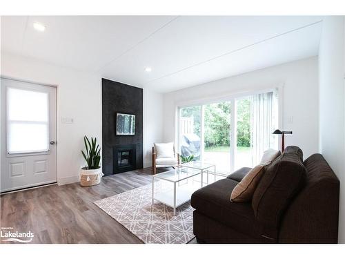 50-19 Dawson Drive, Collingwood, ON - Indoor Photo Showing Living Room With Fireplace