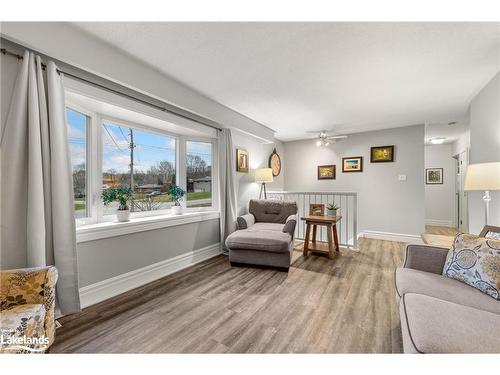 261 Castle Road, Midland, ON - Indoor Photo Showing Living Room