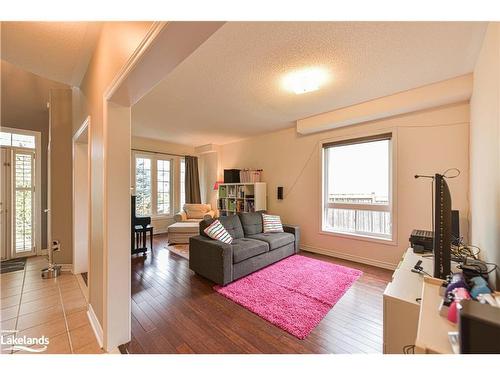 10 Regalia Way, Barrie, ON - Indoor Photo Showing Living Room