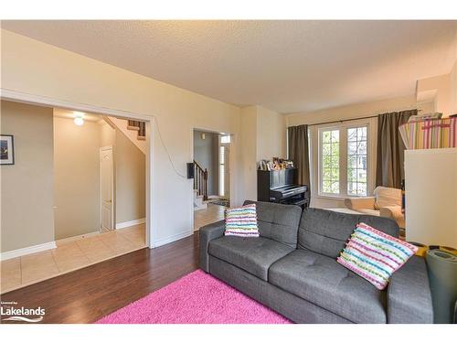 10 Regalia Way, Barrie, ON - Indoor Photo Showing Living Room