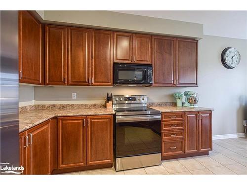 10 Regalia Way, Barrie, ON - Indoor Photo Showing Kitchen